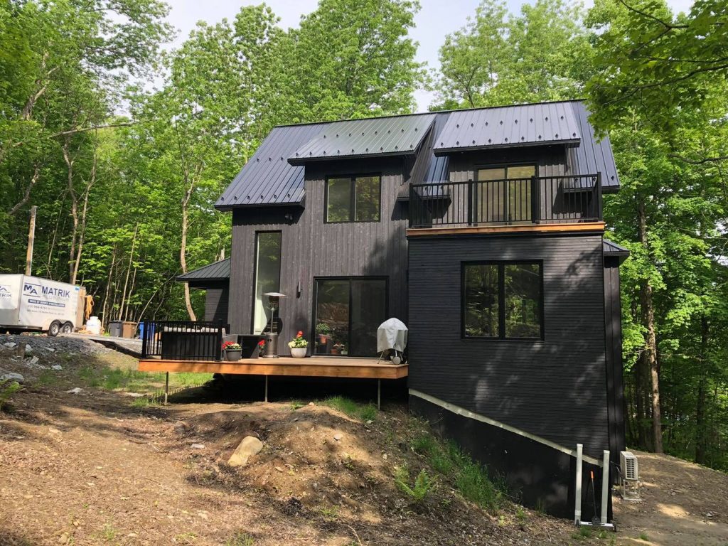 Derrière maison aluminium effet bois foncé