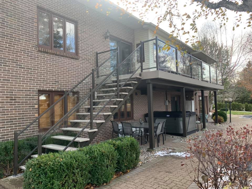 Derrière maison escalier balcon