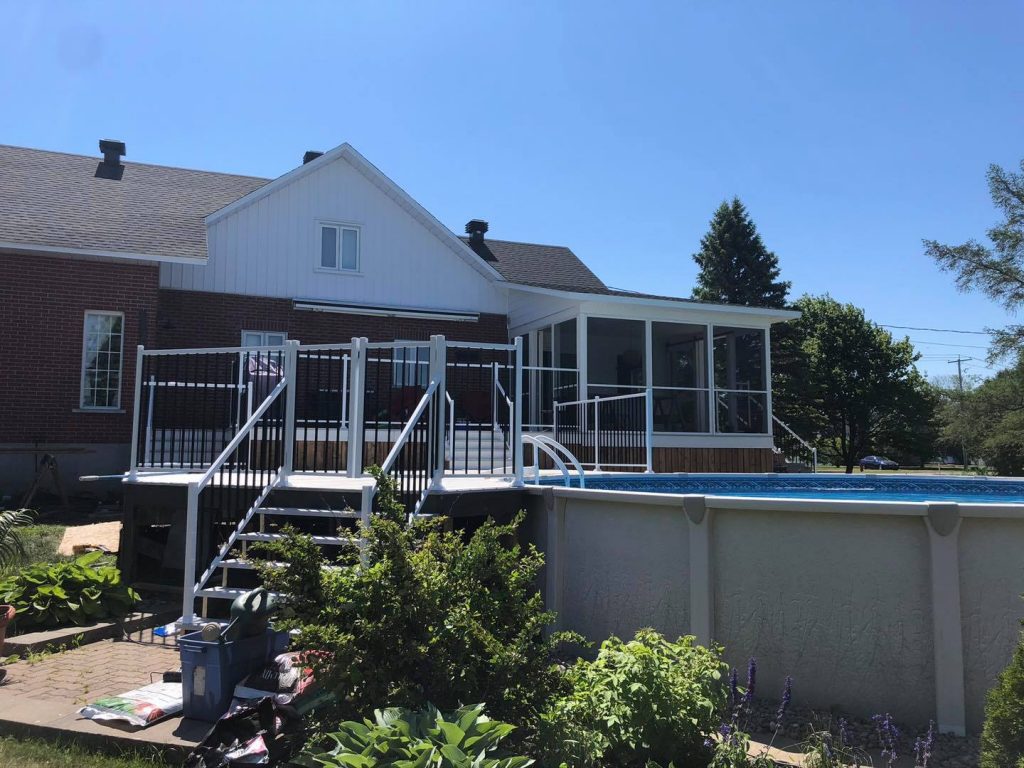 Deck sécurisé avec garde corps piscine
